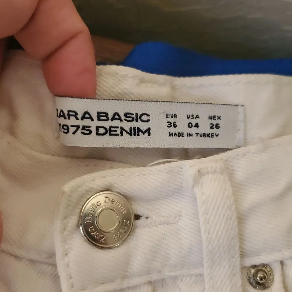 Zara Basic White Flamingo Embroidered Denim Shorts Distressed Jean Size 4